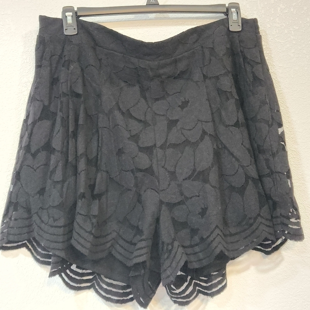 Torrid SZ 2 Black Floral Lace Short w/ Scalloped Hem
